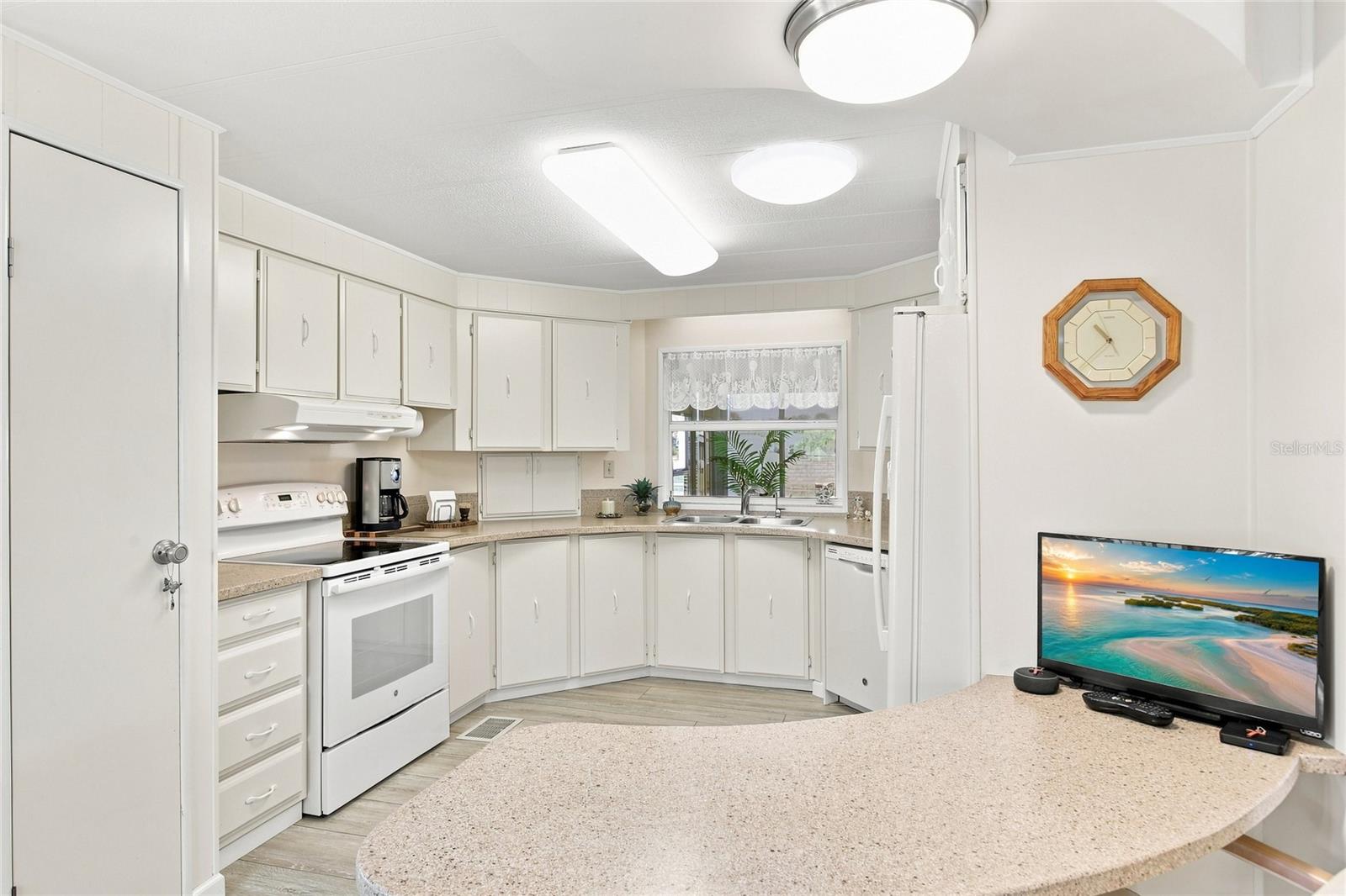 106 KING ARTHUR DR — photo 11