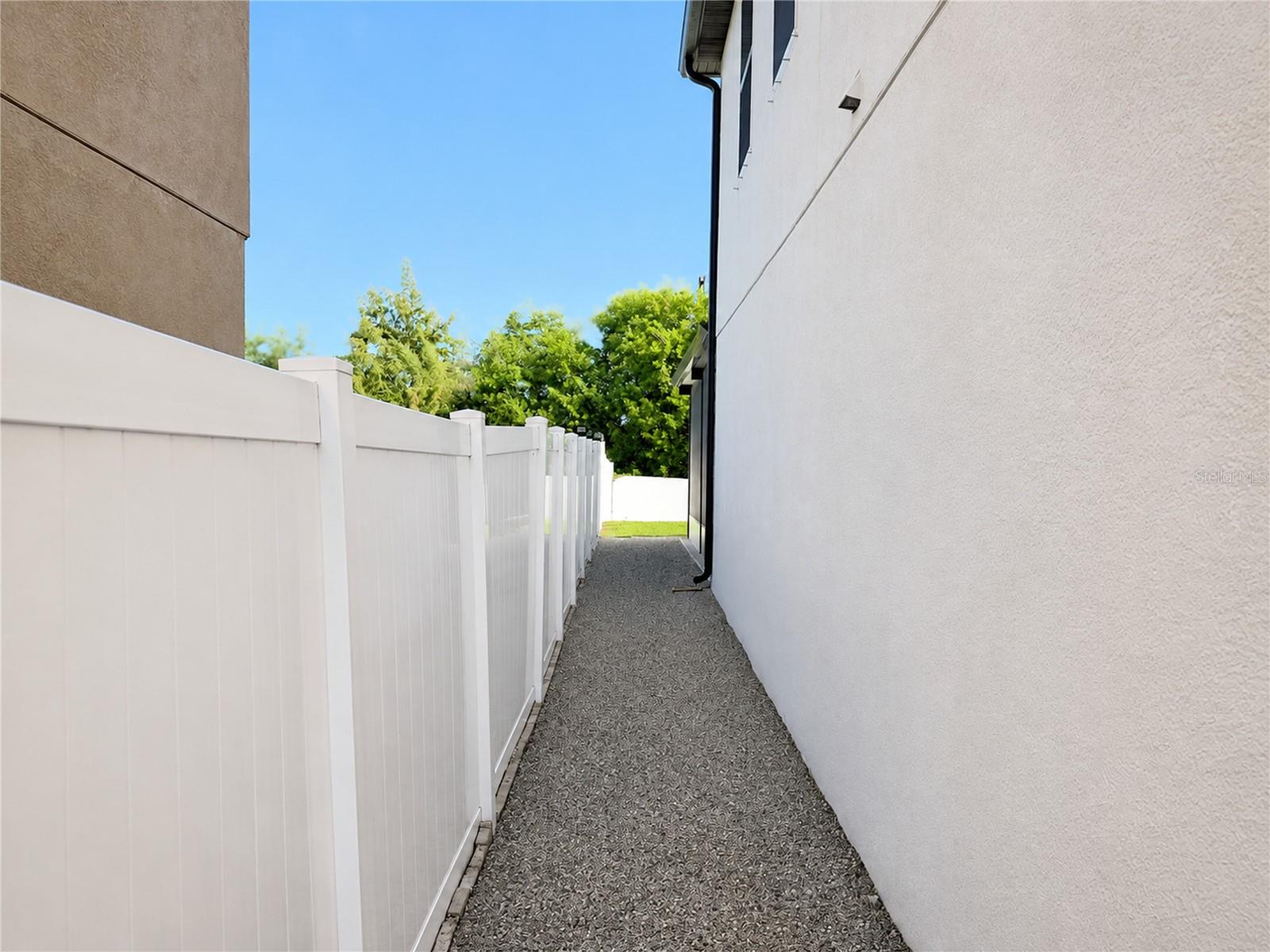 407 ROYAL EMPRESS DR — photo 7