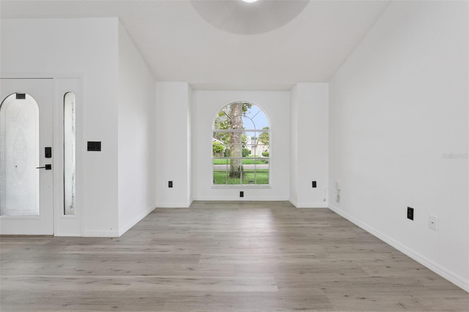 6302 SILVER OAKS DR — photo 3