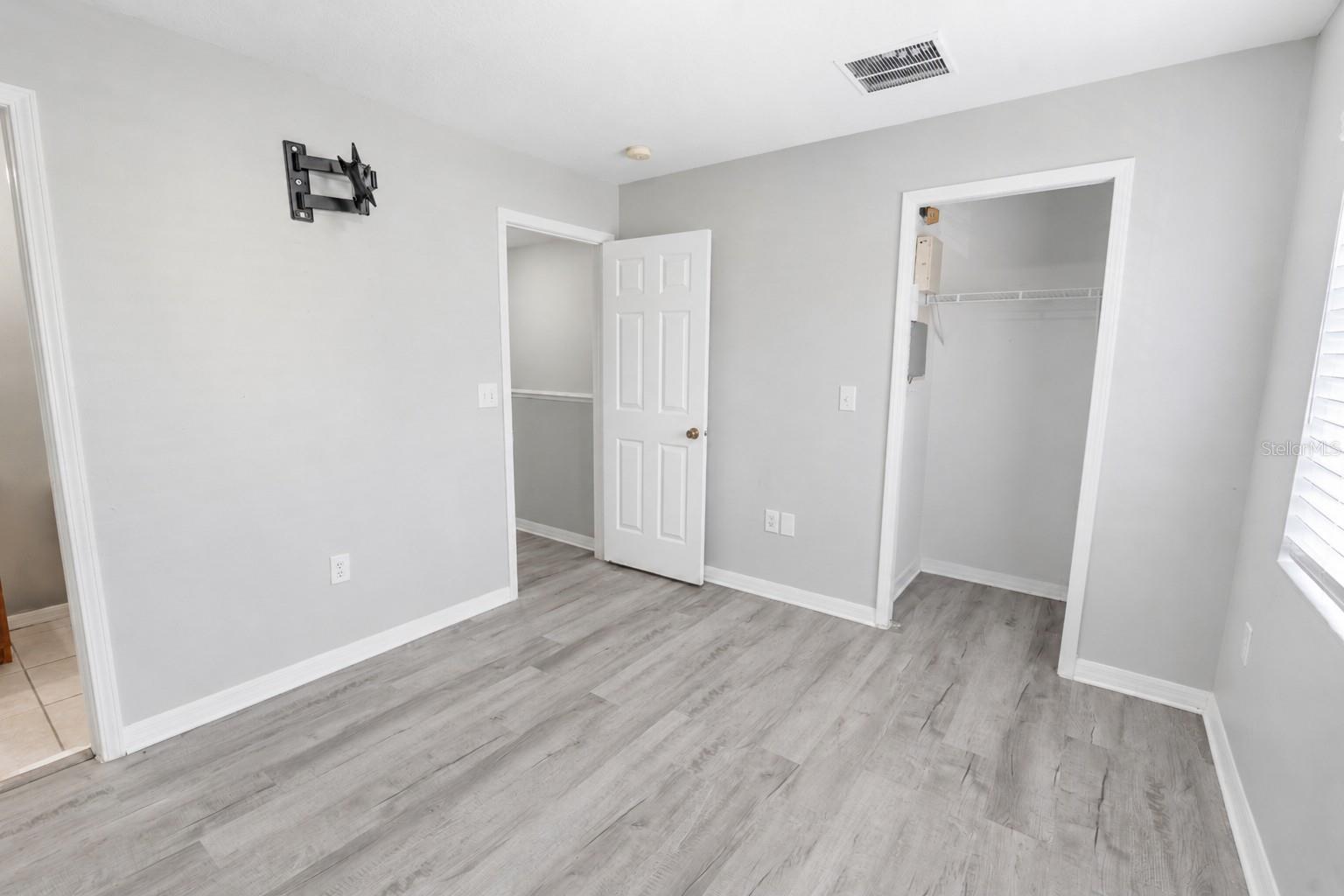 8543 TRAIL WIND DR — photo 18