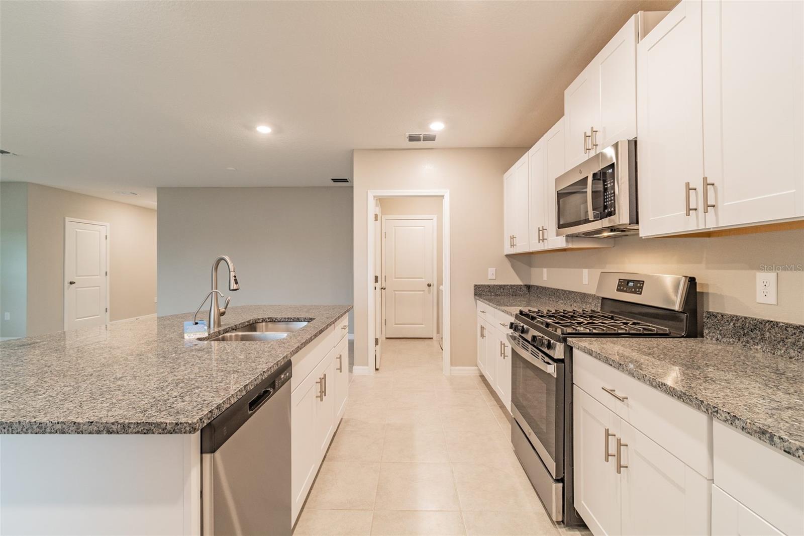 5064 WHITE CHICORY DR — photo 8