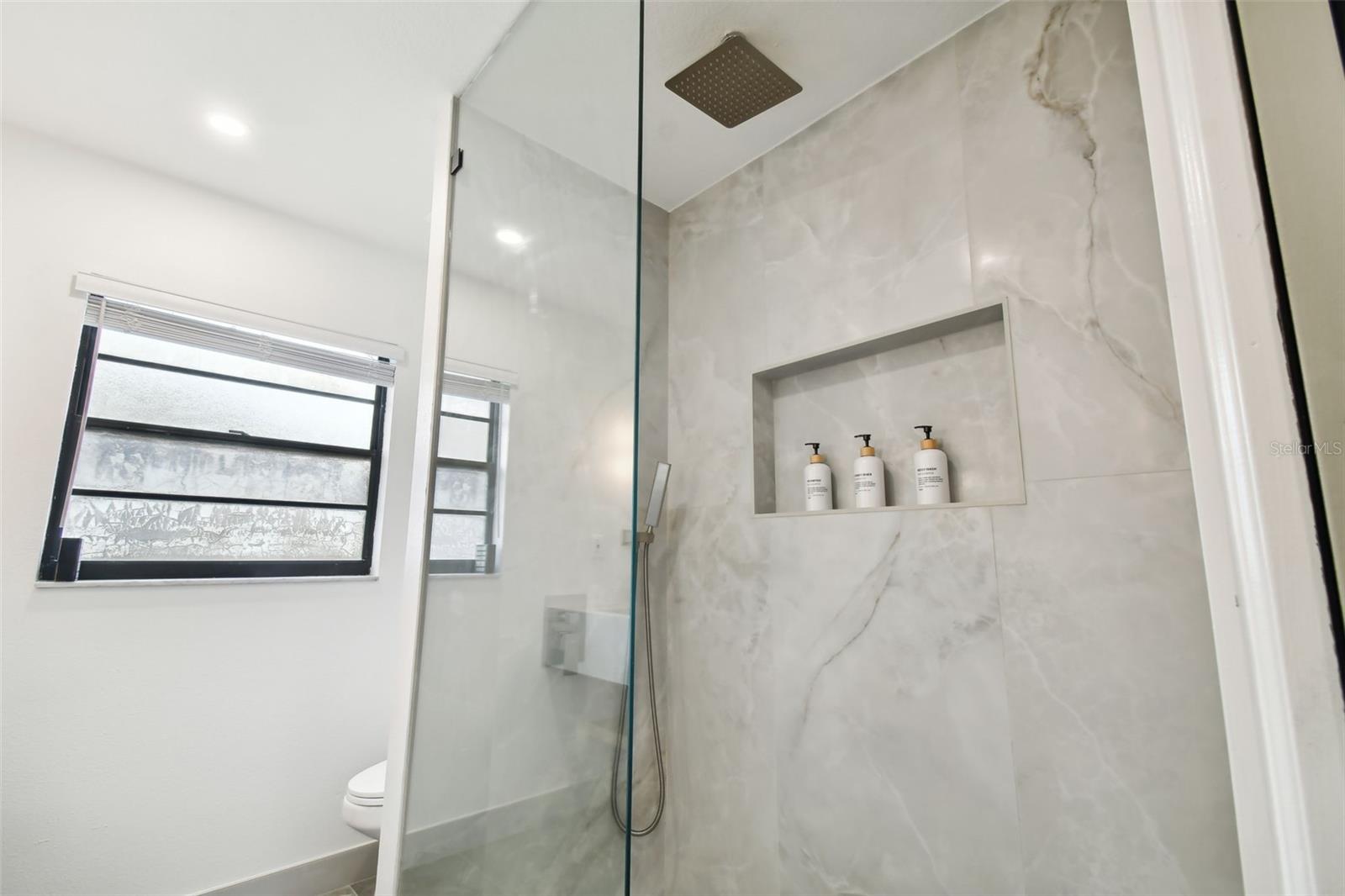 919 CHIPAWAY DR — photo 36