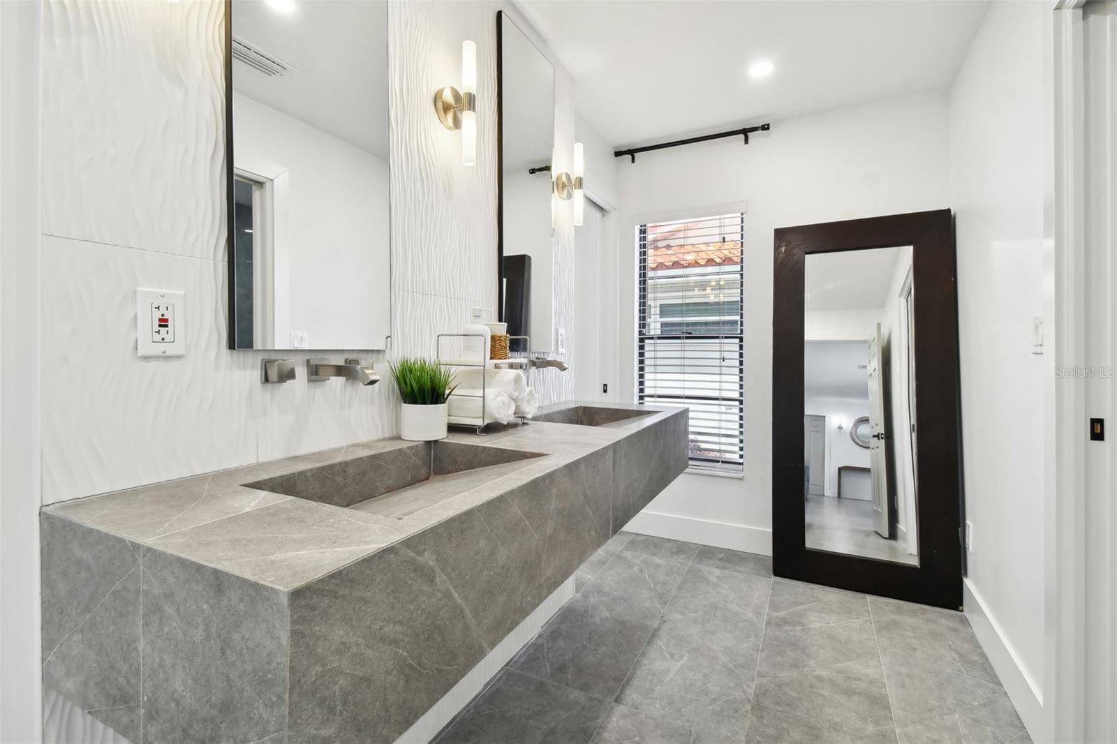 919 CHIPAWAY DR — photo 23