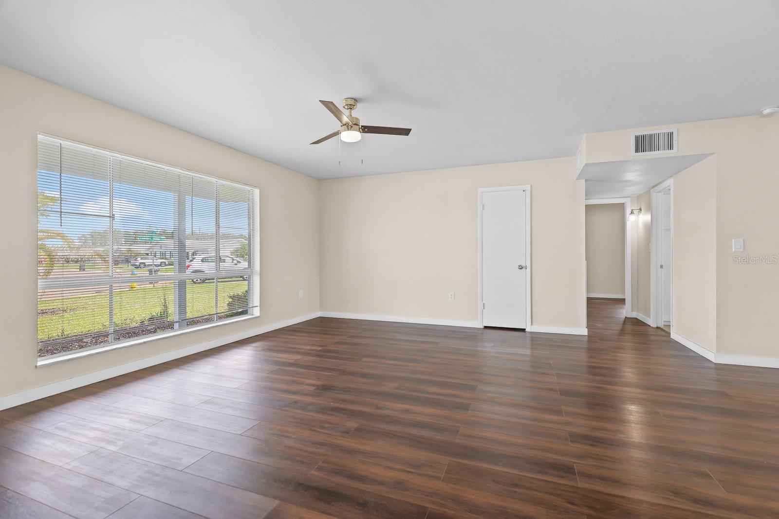 702 DESERT HILLS WAY — photo 2