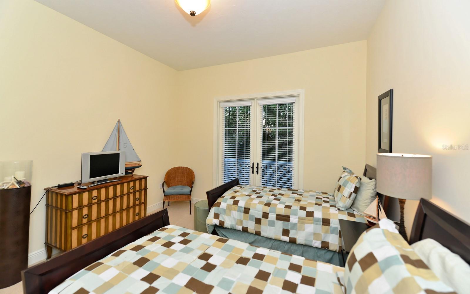 1080 SEAGROVE LN #CH2 — photo 38