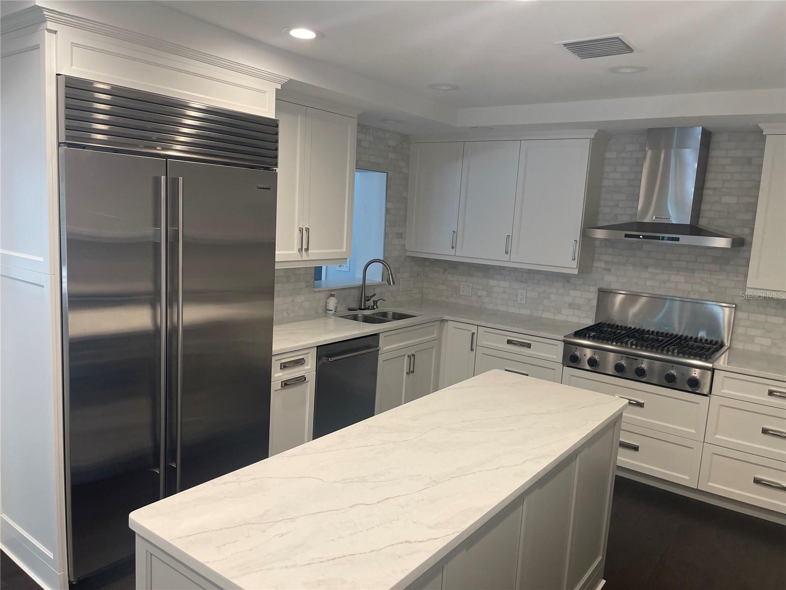 633 BOSPHOROUS AVE — photo 9