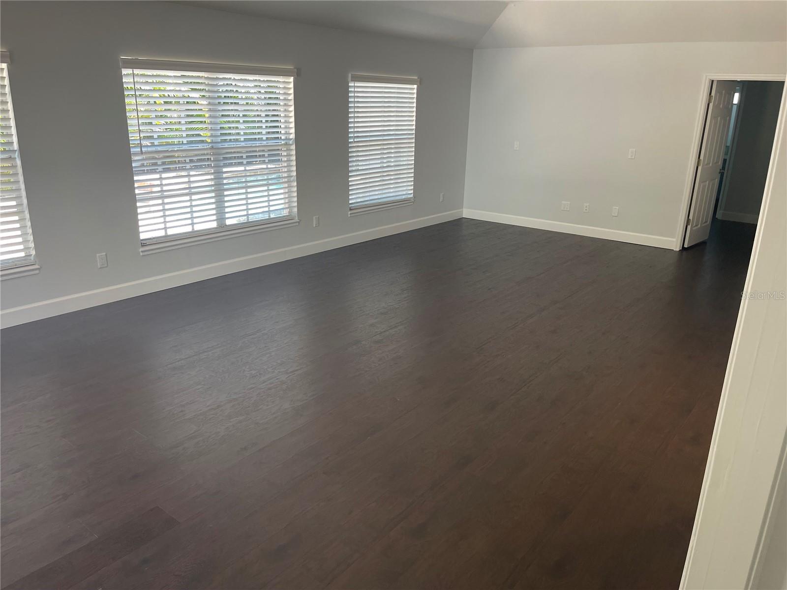 633 BOSPHOROUS AVE — photo 10