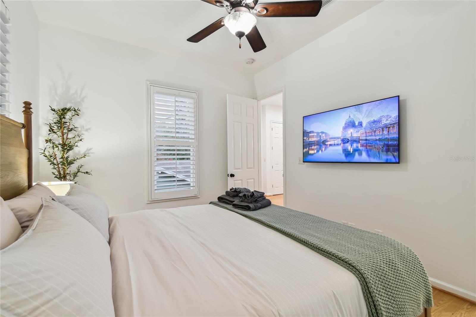 701 S PACKWOOD AVE — photo 32