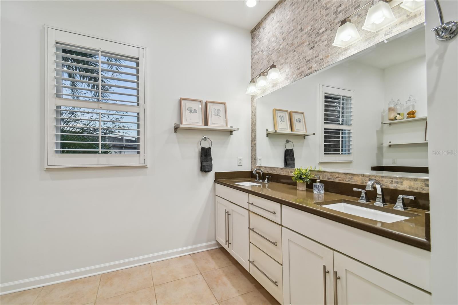 701 S PACKWOOD AVE — photo 31
