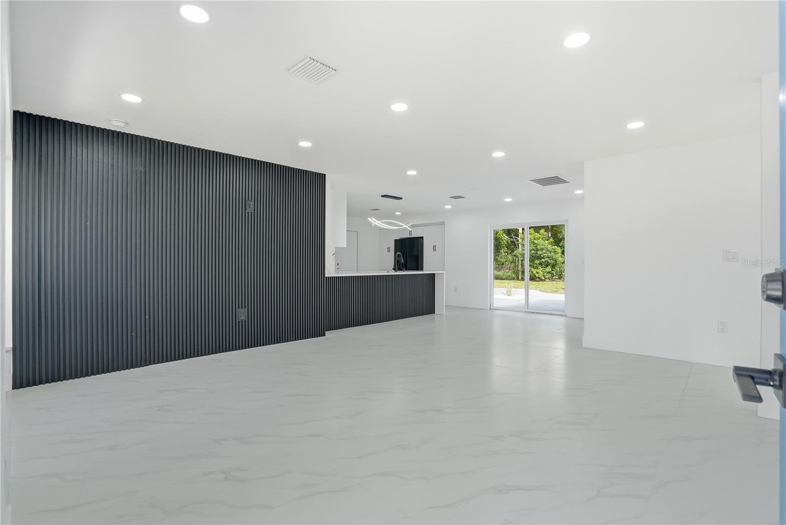8011 FOUNTAIN AVE — photo 9
