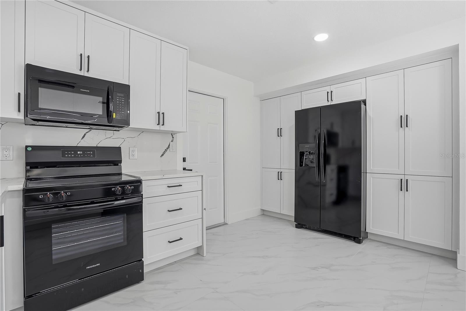 8011 FOUNTAIN AVE — photo 52
