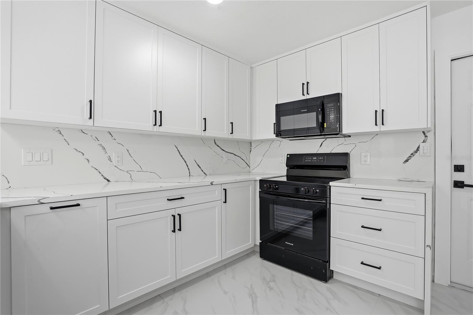 8011 FOUNTAIN AVE — photo 21