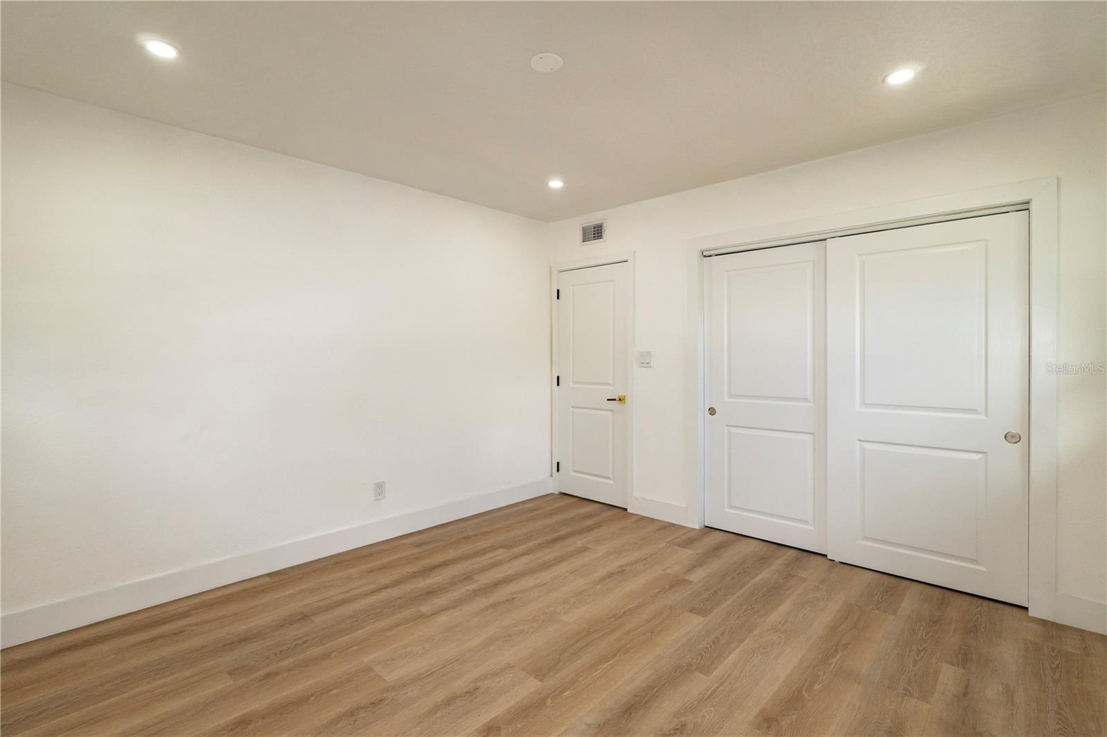 9805 N 54TH ST — photo 29