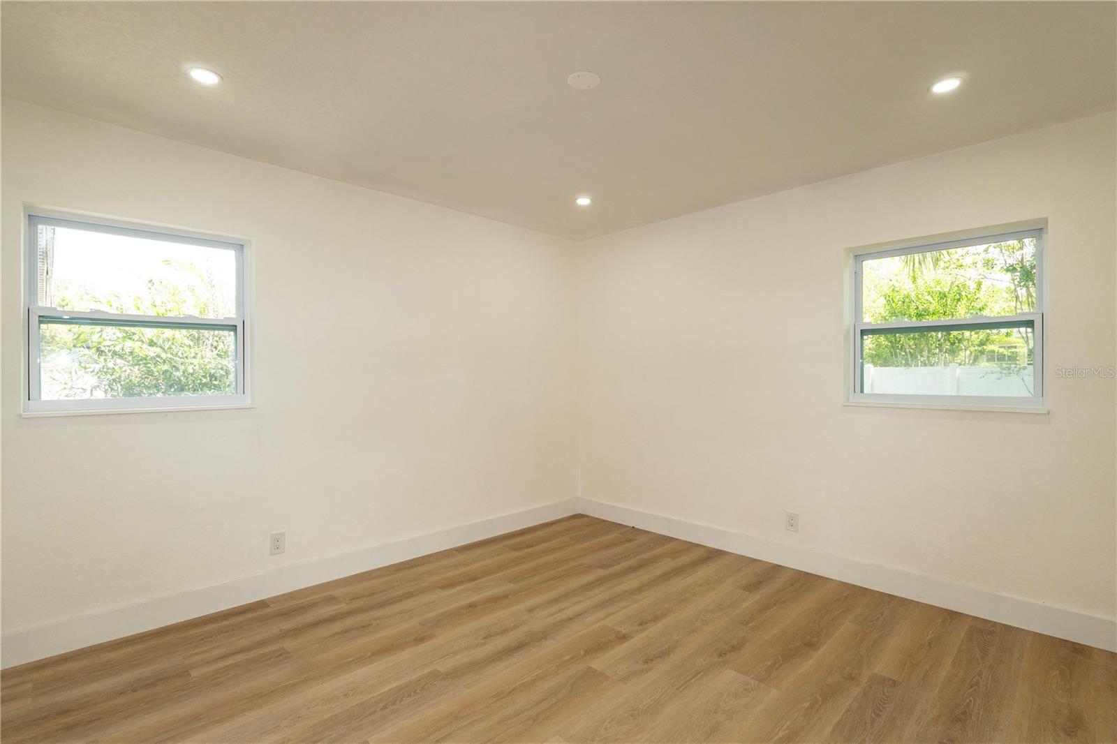 9805 N 54TH ST — photo 31
