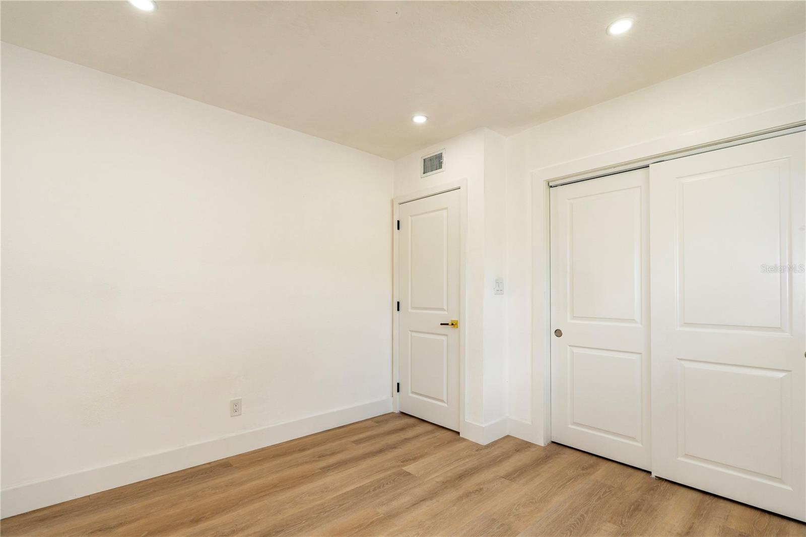 9805 N 54TH ST — photo 35
