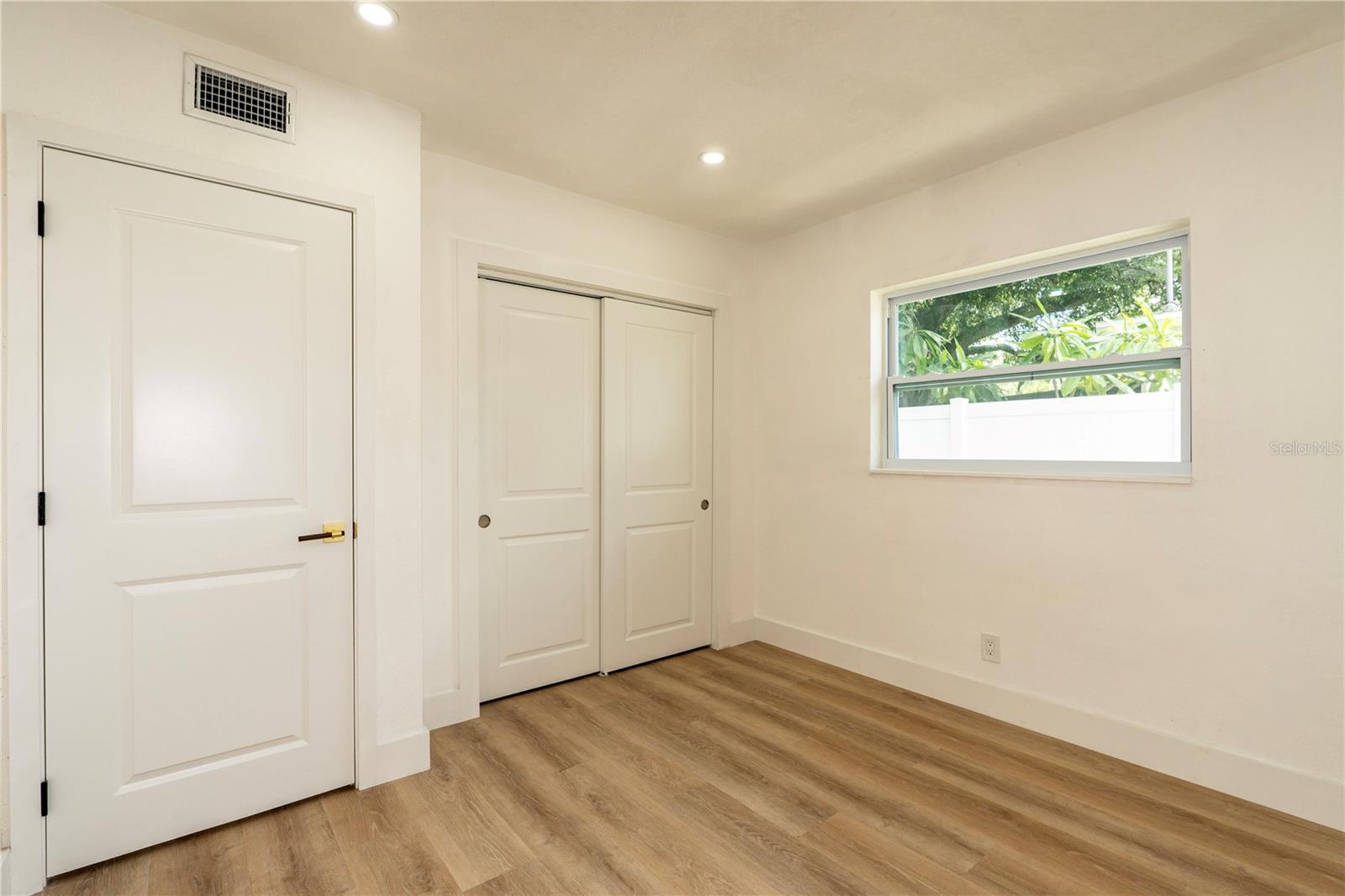 9805 N 54TH ST — photo 34