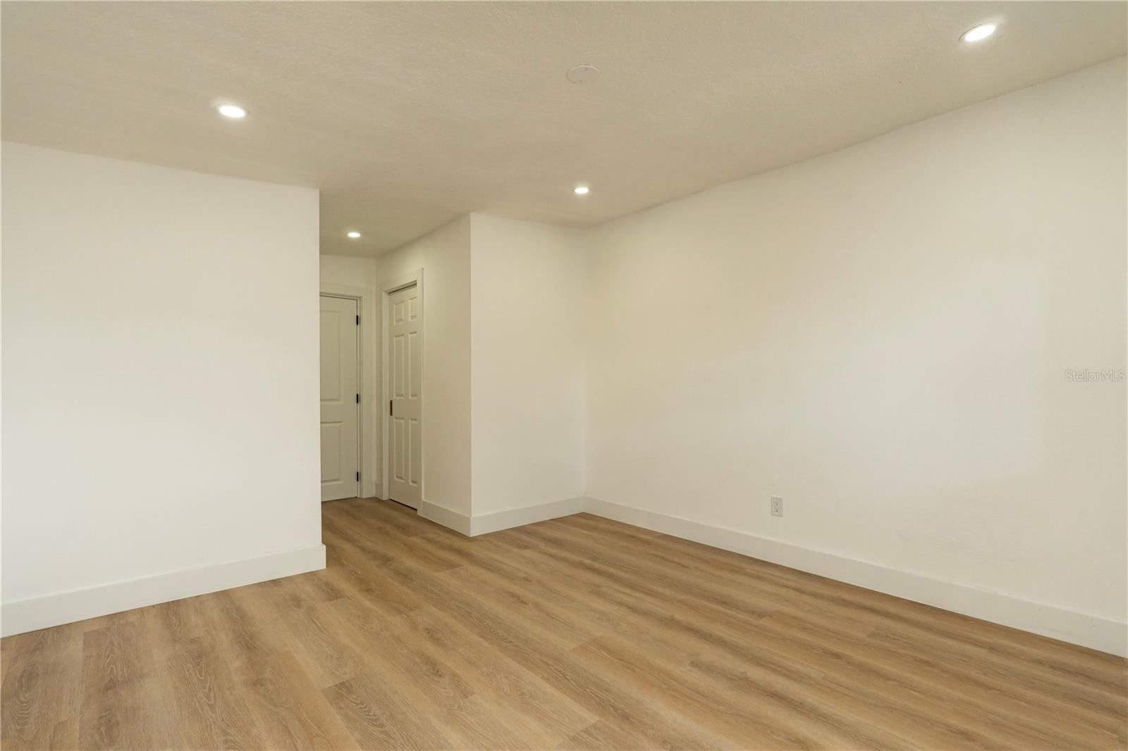 9805 N 54TH ST — photo 24