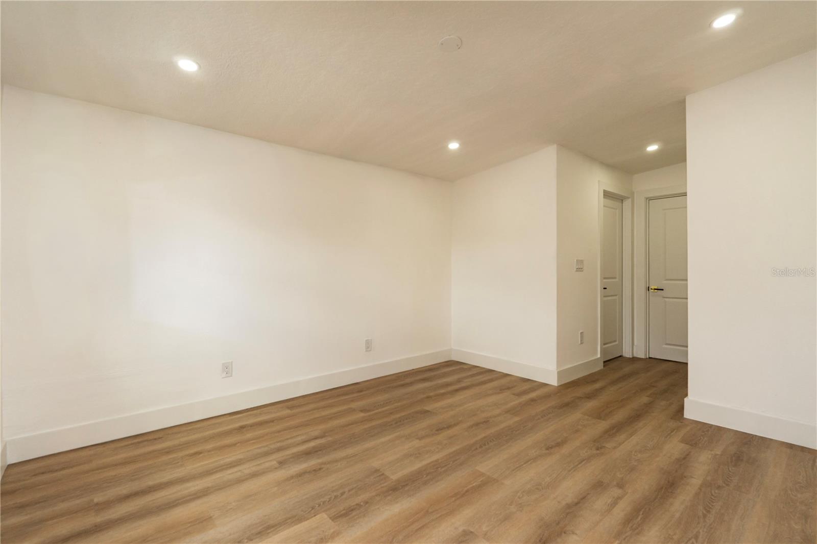 9805 N 54TH ST — photo 23