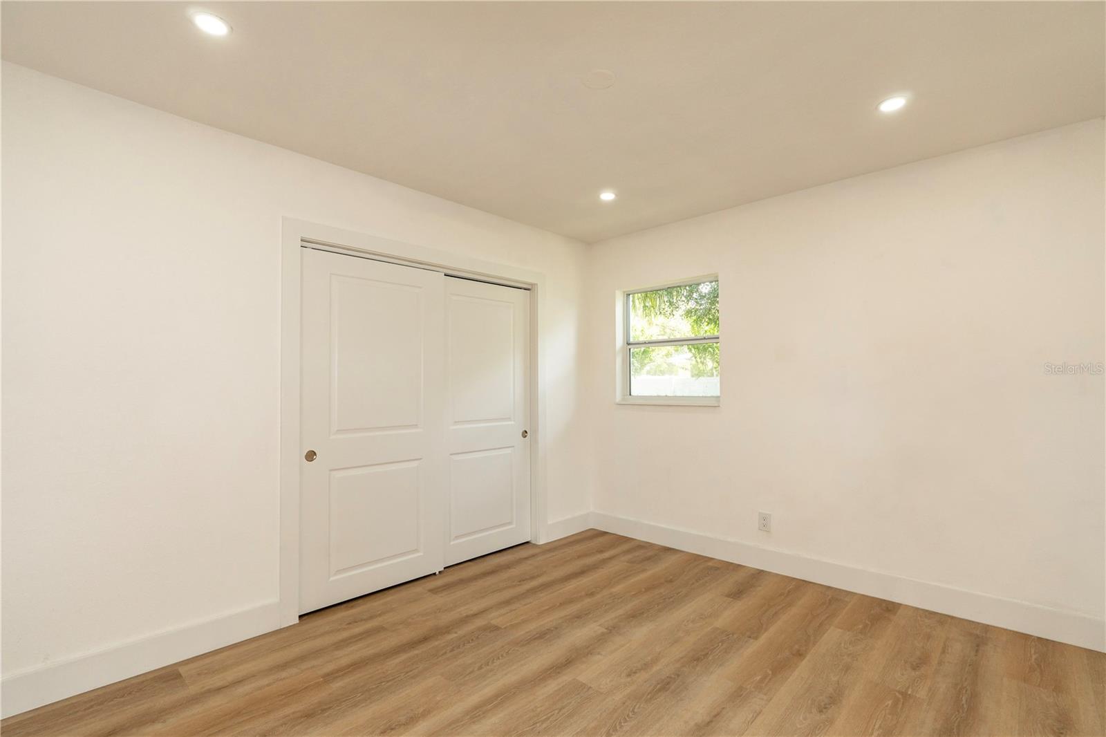9805 N 54TH ST — photo 32