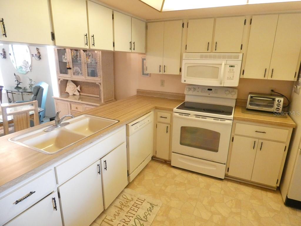 945 MADRID DR — photo 31