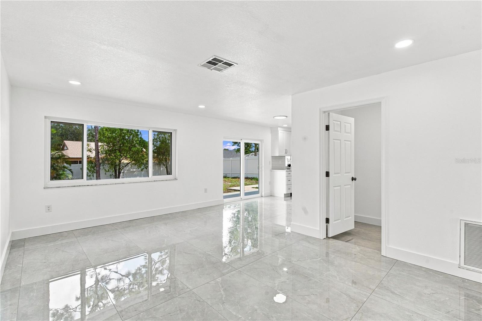 4251 WOODFIELD AVE — photo 7