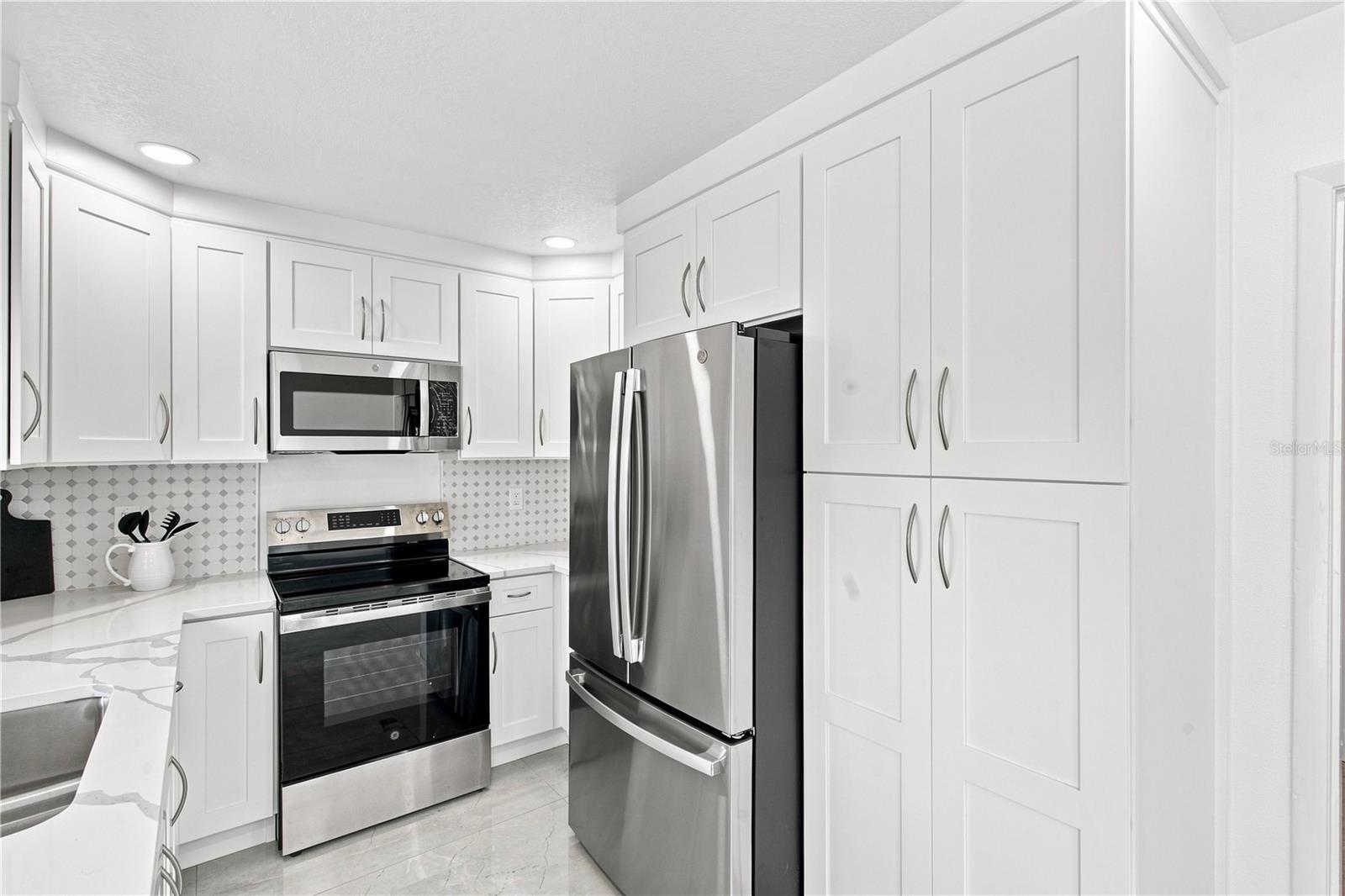4251 WOODFIELD AVE — photo 16