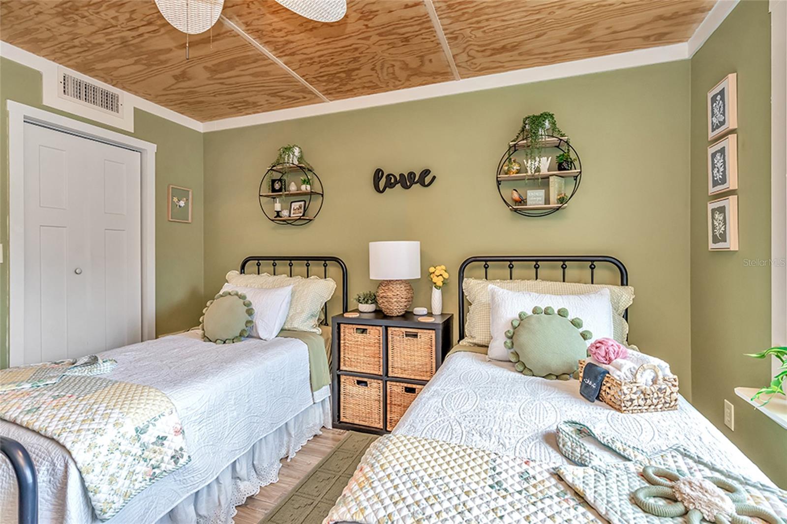 5220 BRITTANY DR S #201 — photo 33