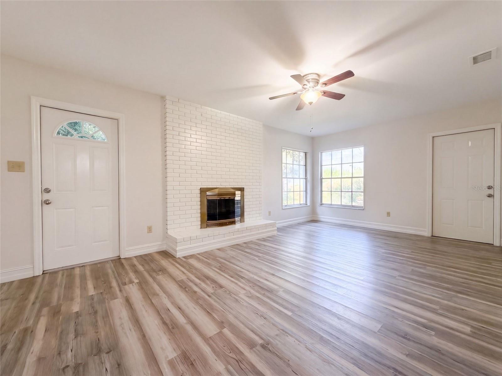 601 CAROLYN DR — photo 3