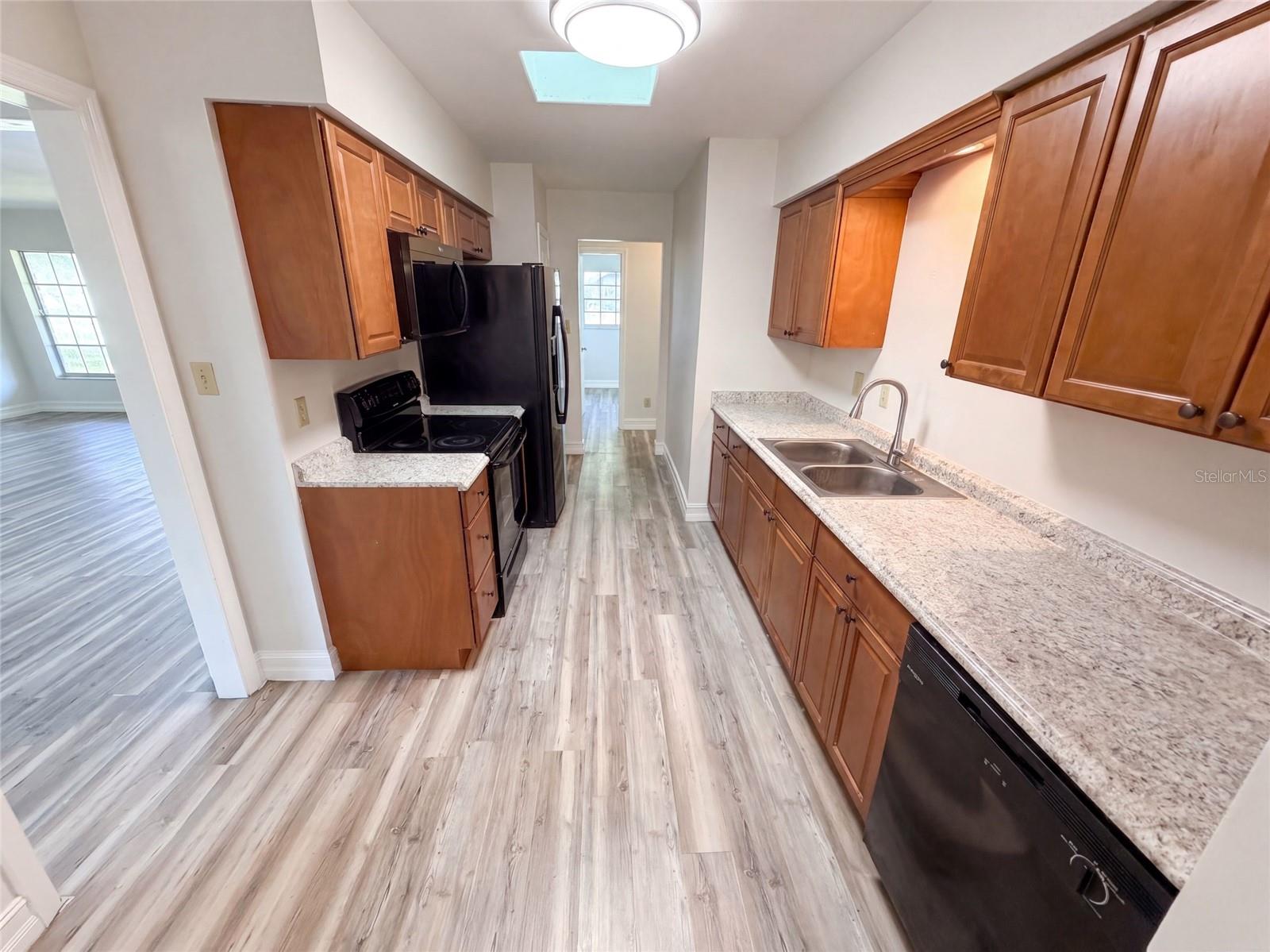 601 CAROLYN DR — photo 2