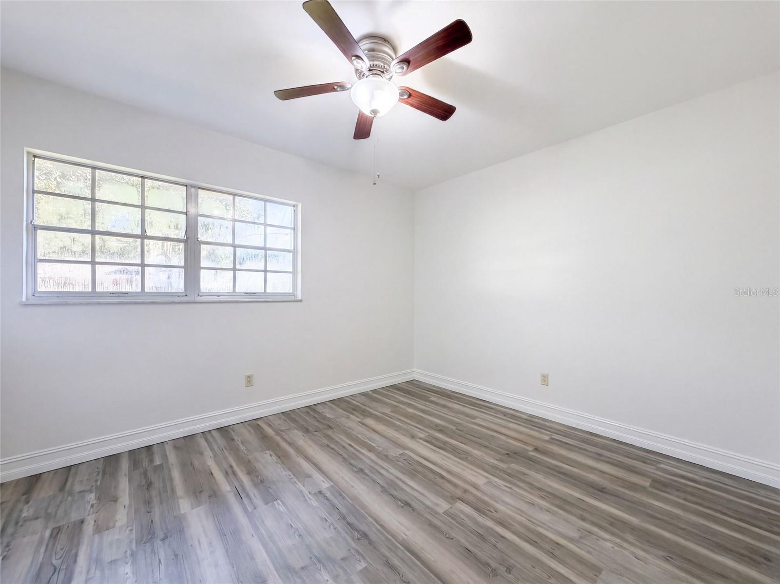 601 CAROLYN DR — photo 4