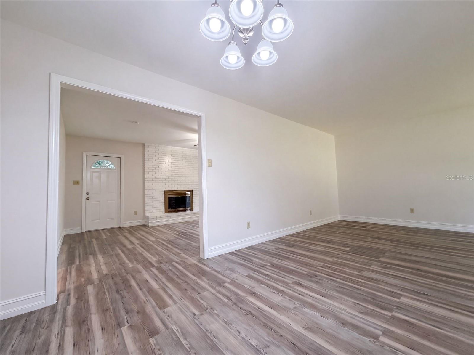 601 CAROLYN DR — photo 8