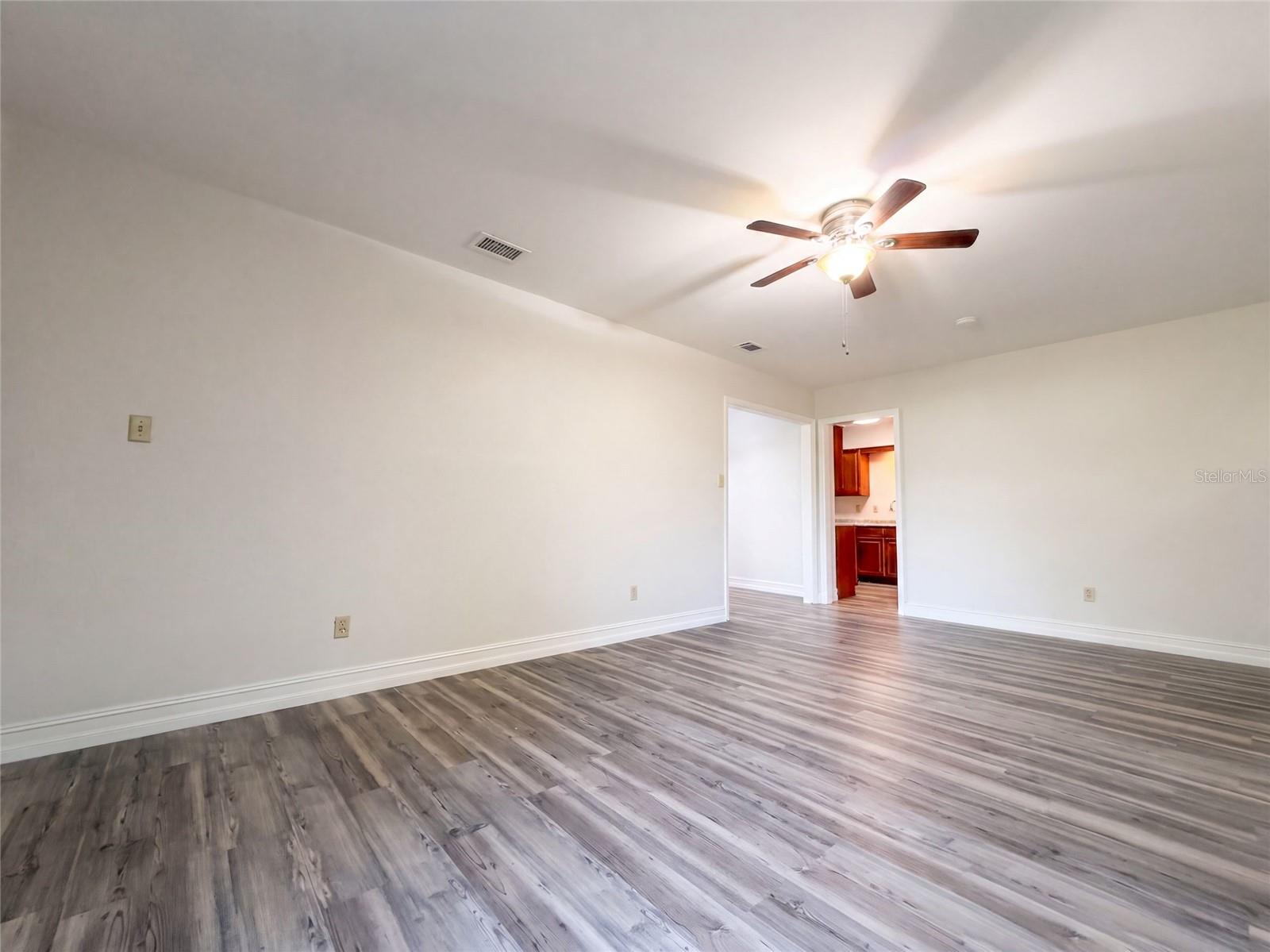 601 CAROLYN DR — photo 12