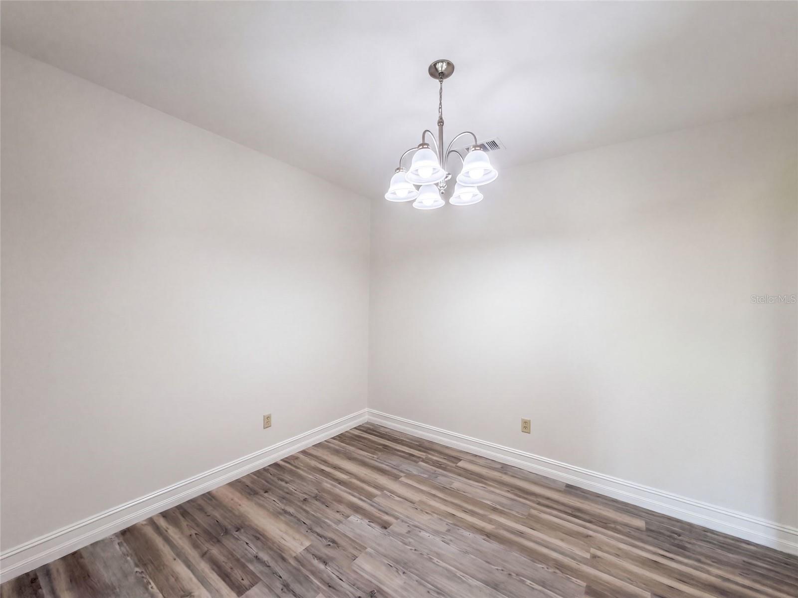 601 CAROLYN DR — photo 9