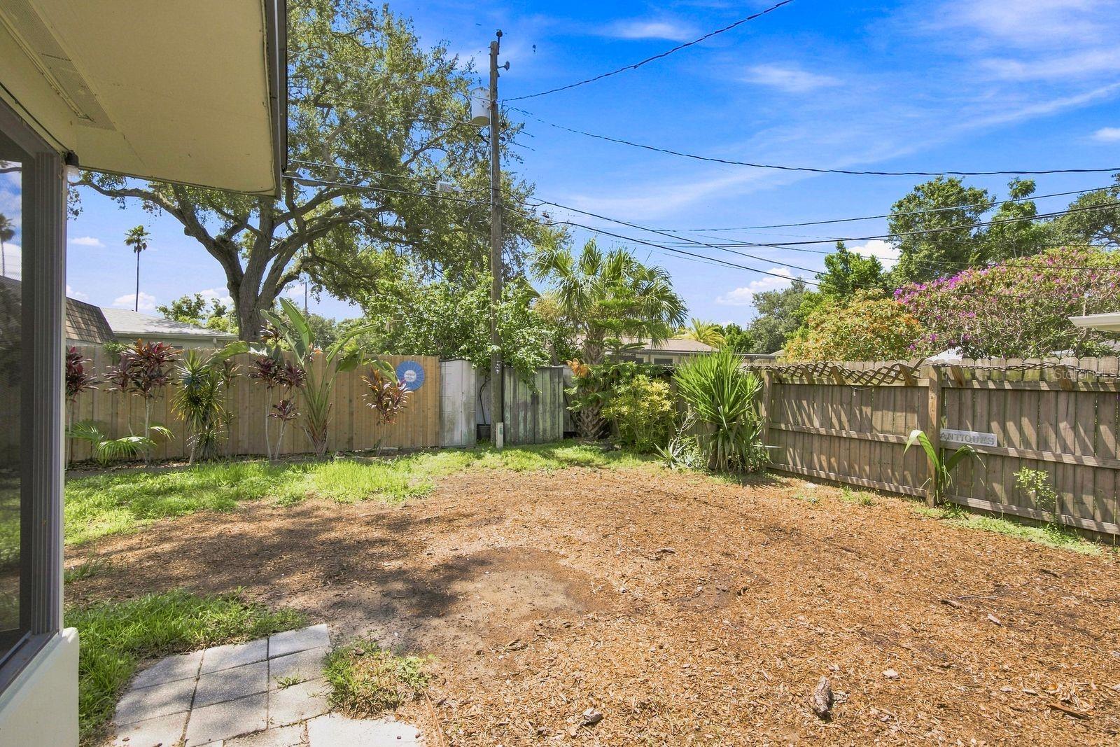 1631 ELIZABETH LN — photo 34