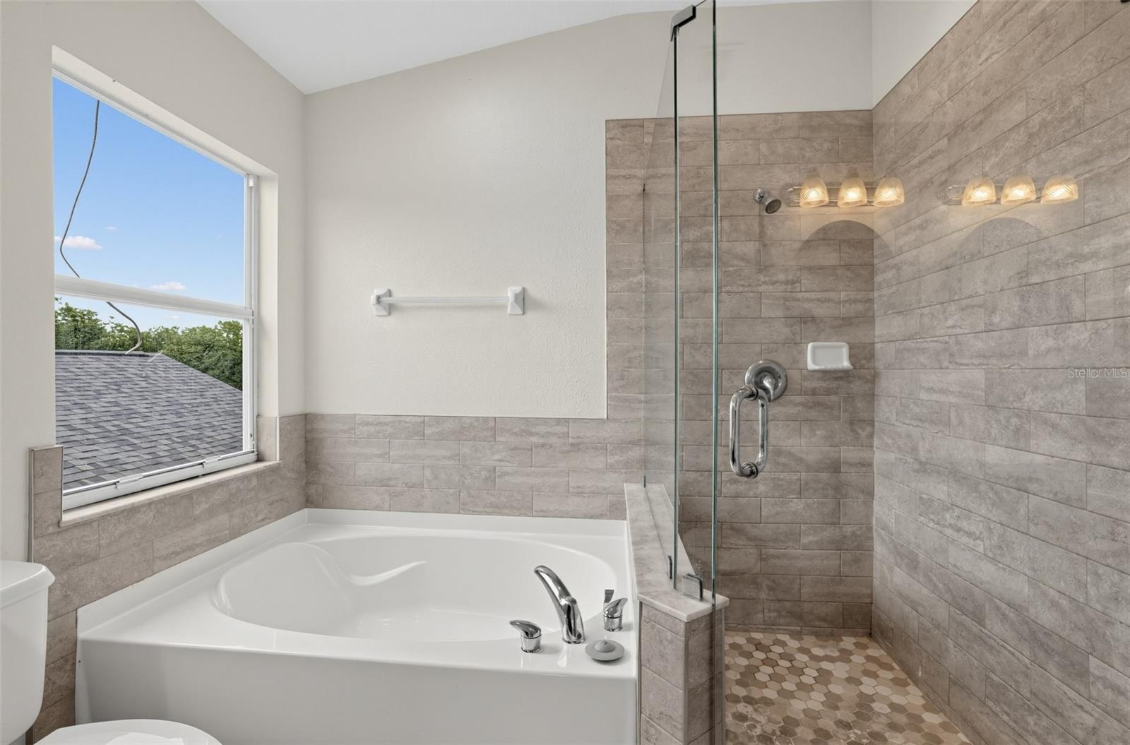 7876 CARRIAGE POINTE DR — photo 15