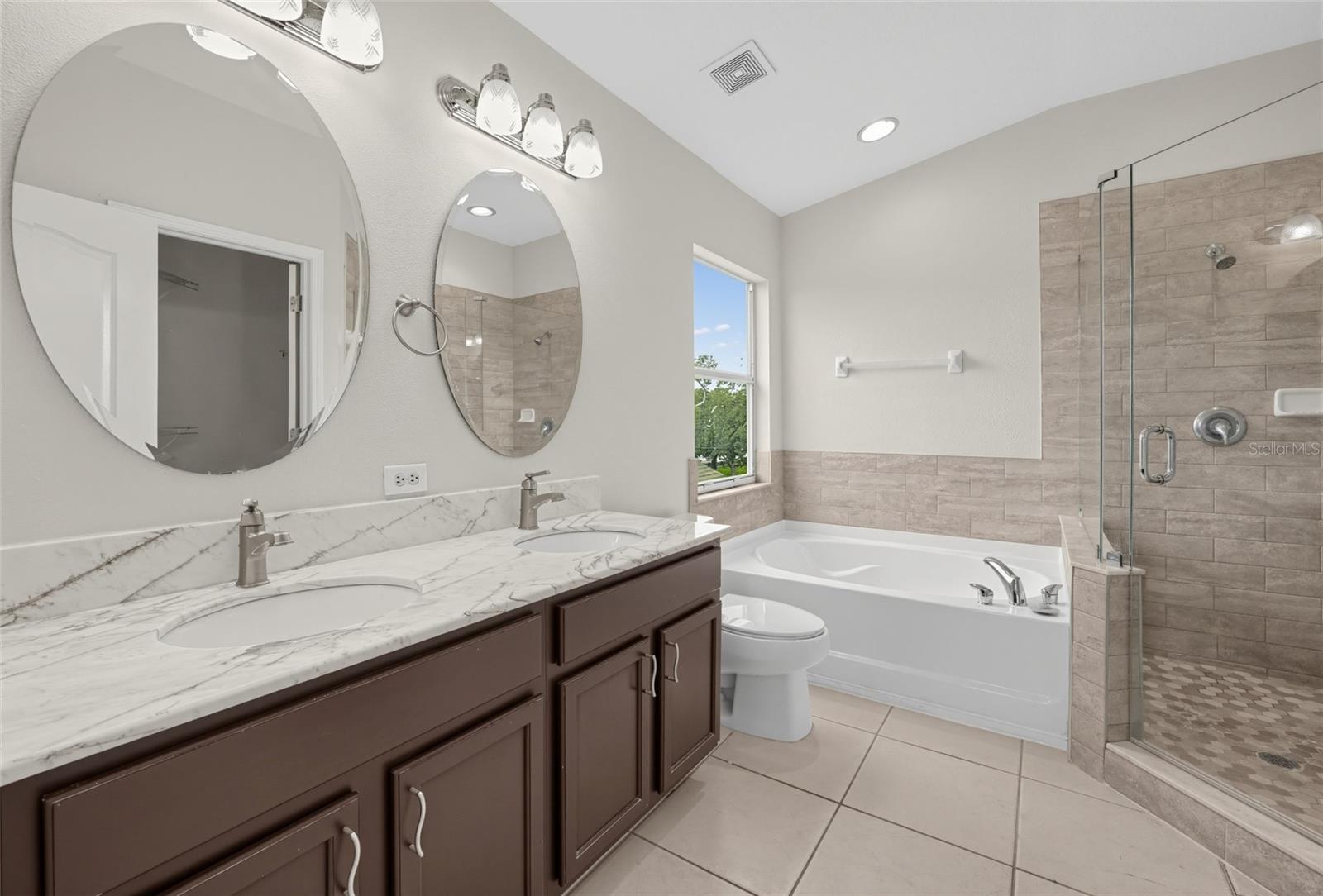 7876 CARRIAGE POINTE DR — photo 16