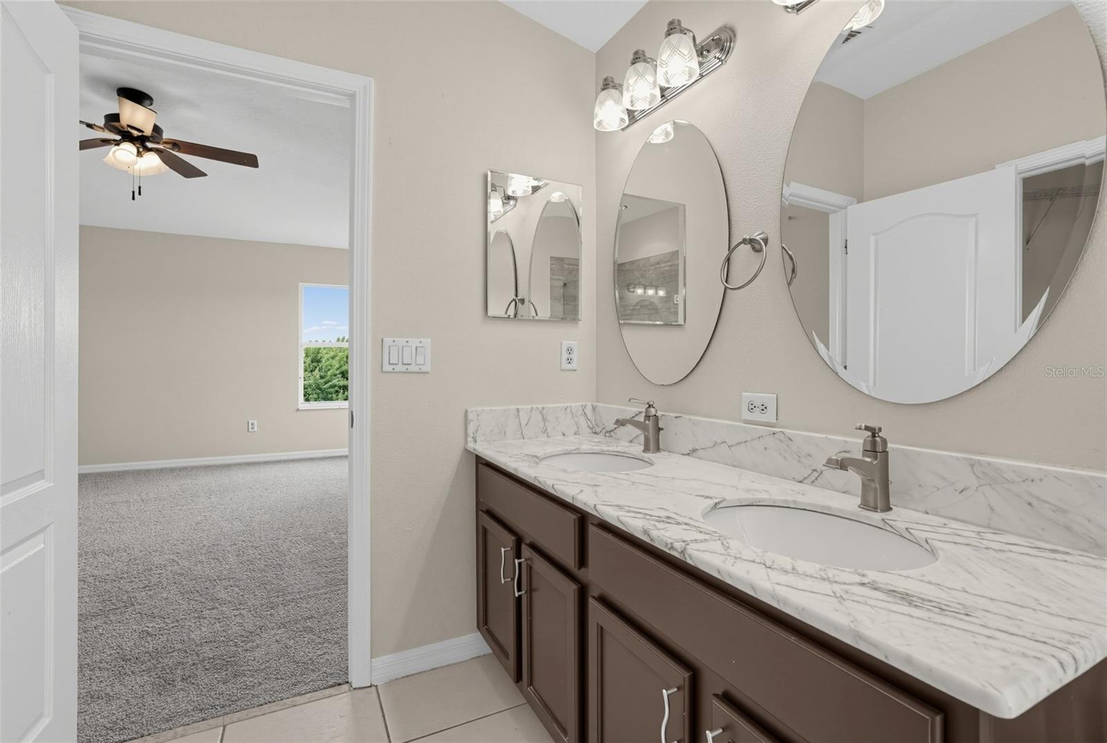 7876 CARRIAGE POINTE DR — photo 14
