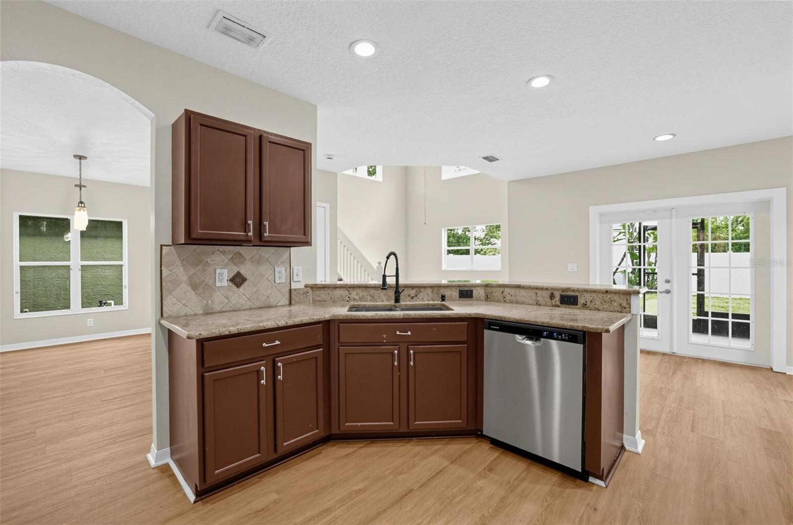 7876 CARRIAGE POINTE DR — photo 8