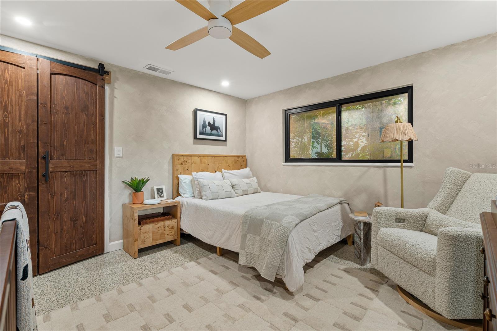 2410 VALENCIA DR — photo 16