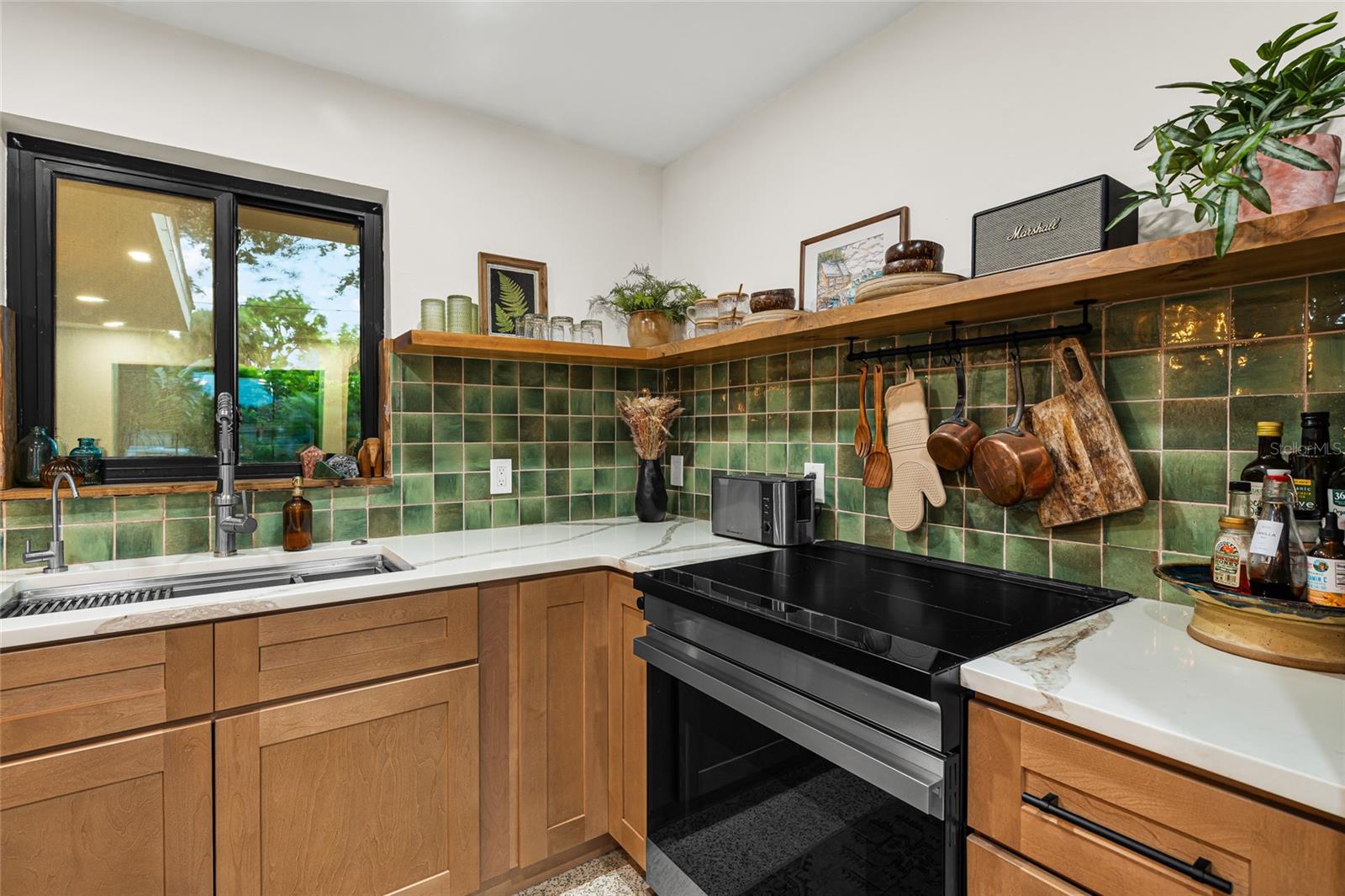 2410 VALENCIA DR — photo 10