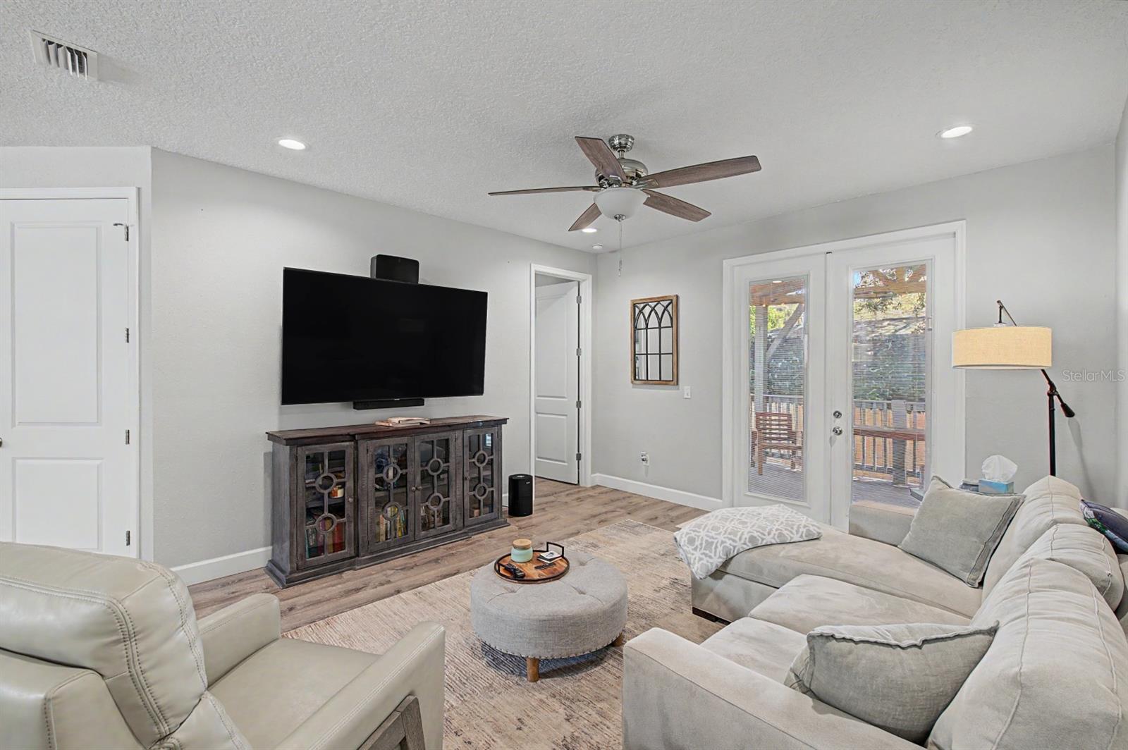 224 W EMILY ST — photo 11