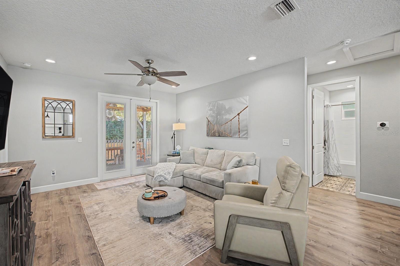 224 W EMILY ST — photo 10
