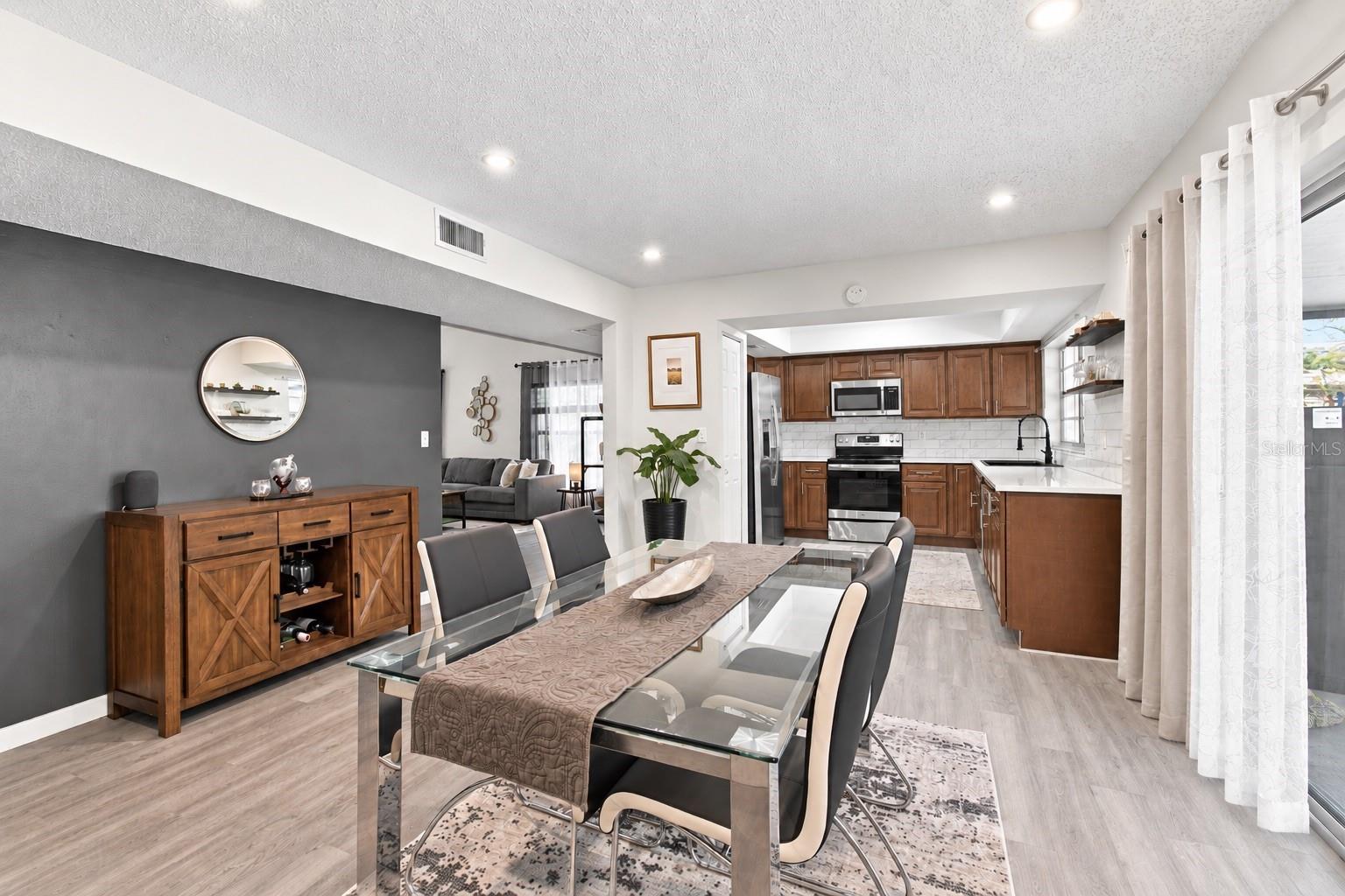 626 FOREST HILLS DR — photo 3