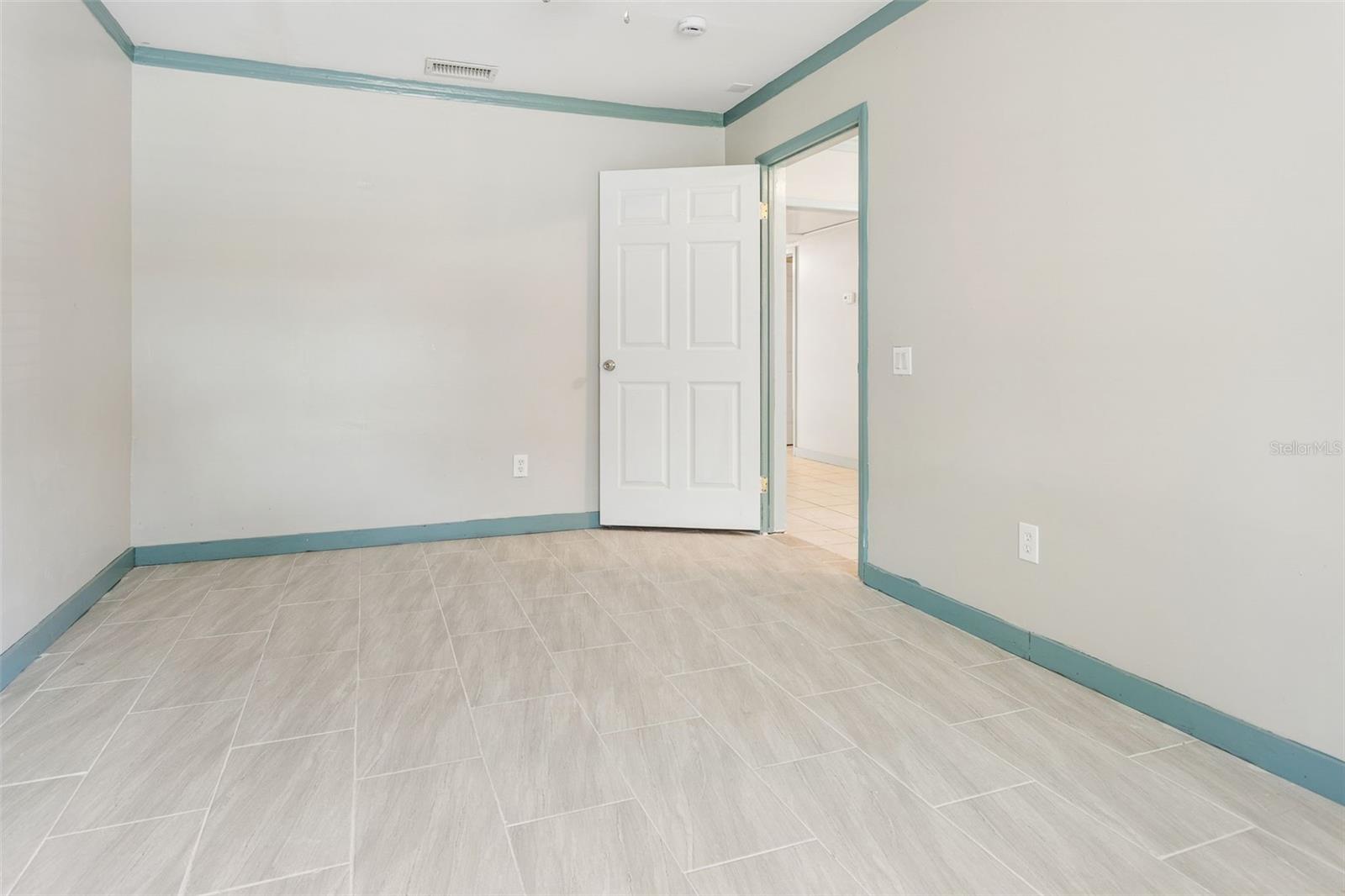687 GENEVA PL — photo 19