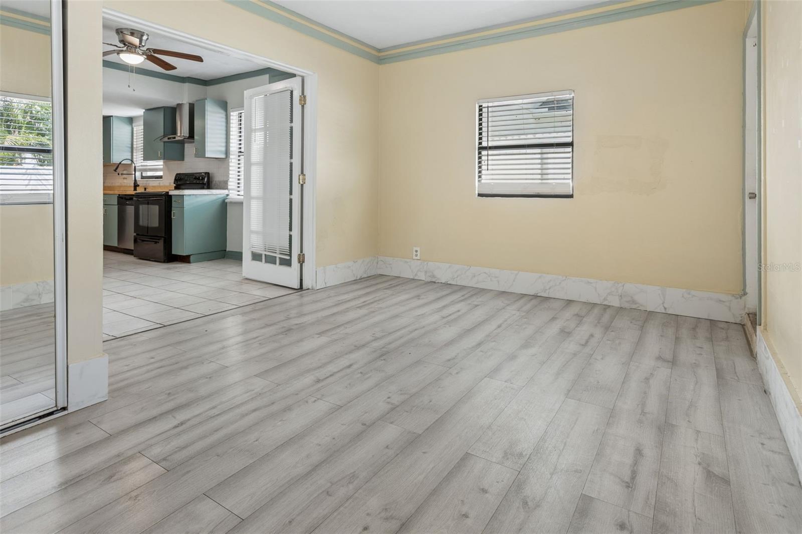 687 GENEVA PL — photo 15