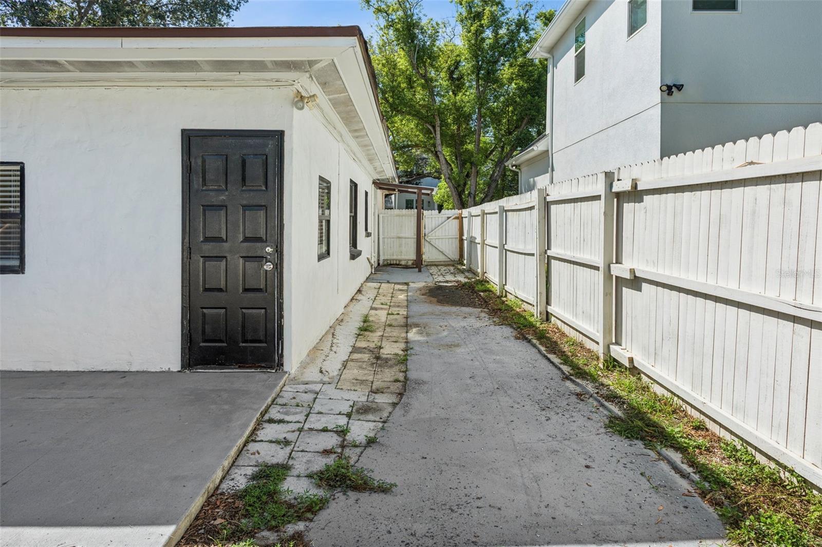 687 GENEVA PL — photo 23