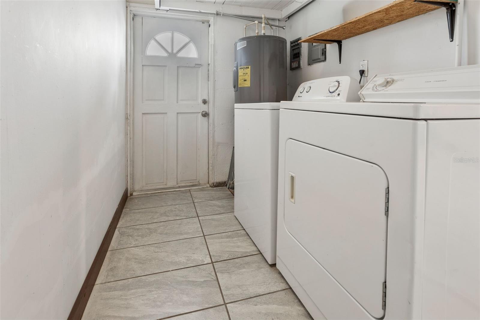 687 GENEVA PL — photo 22