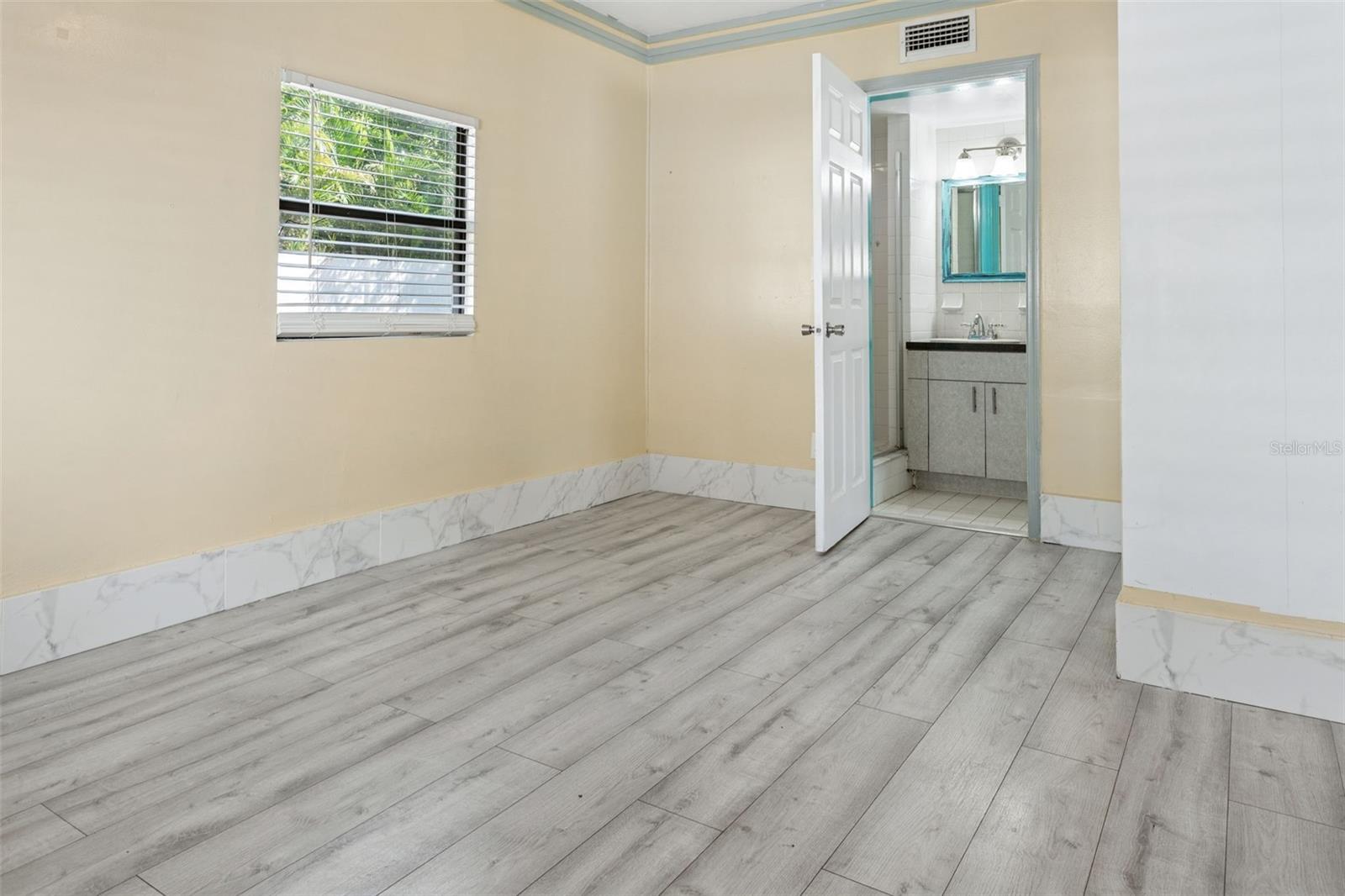 687 GENEVA PL — photo 14