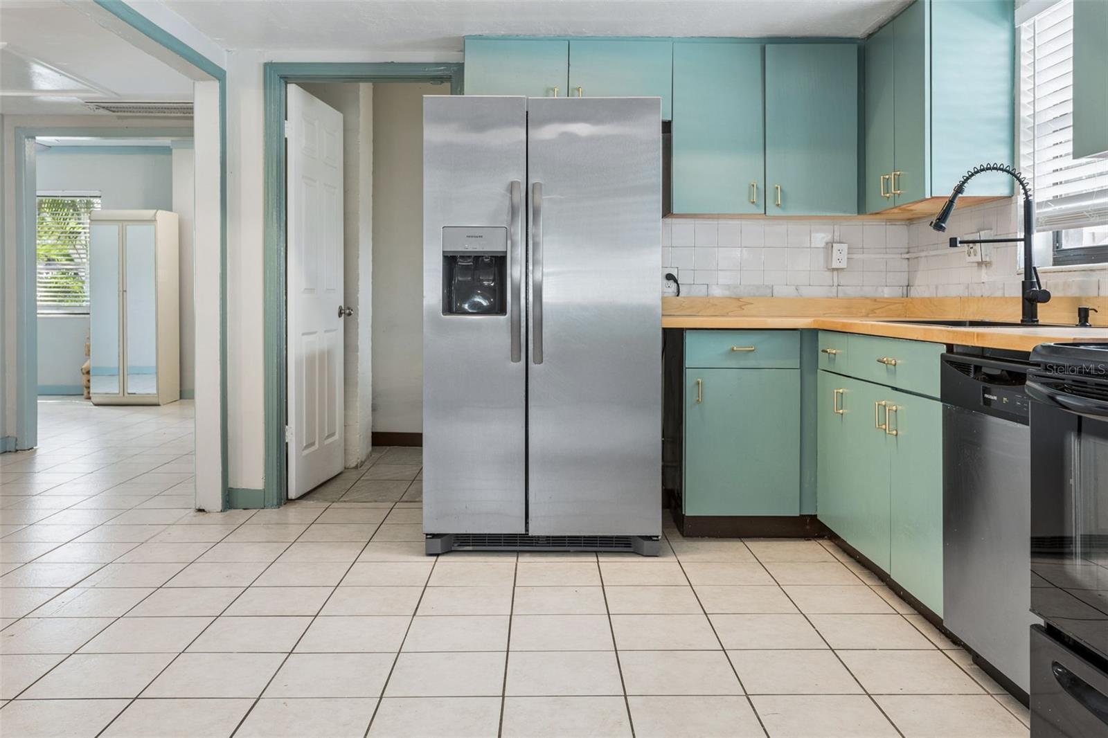 687 GENEVA PL — photo 9