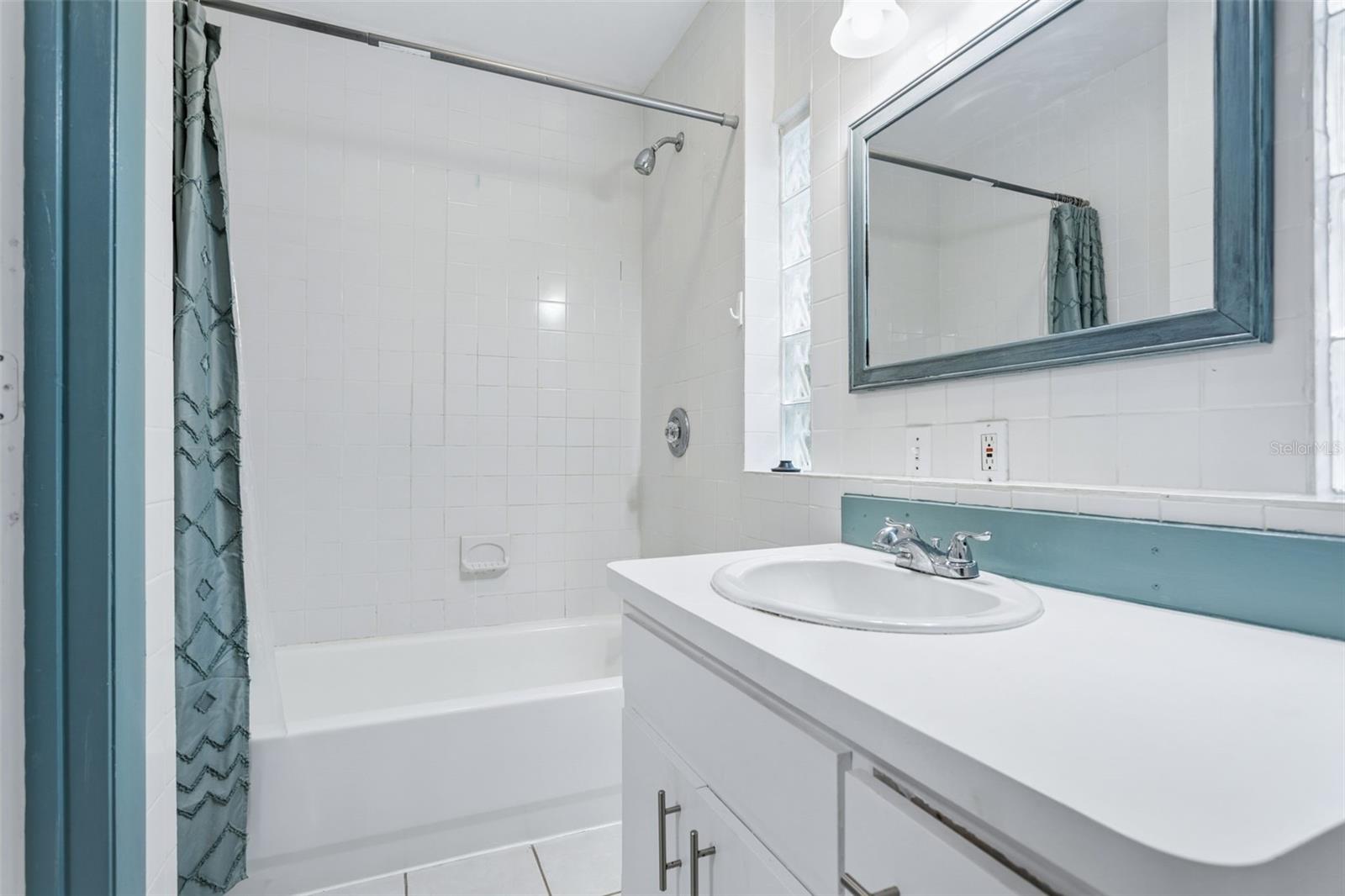 687 GENEVA PL — photo 12